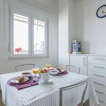 Swanky Gem Apartment